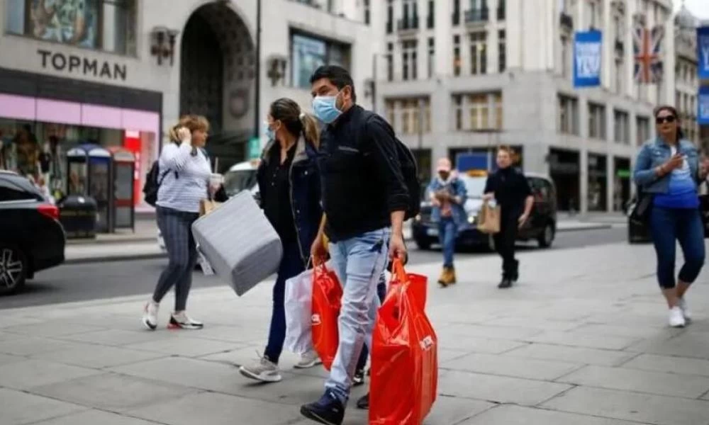 Φλέγεται η Βρετανία: Πάνω από 50.000 τα νέα κρούσματα κορονοϊού